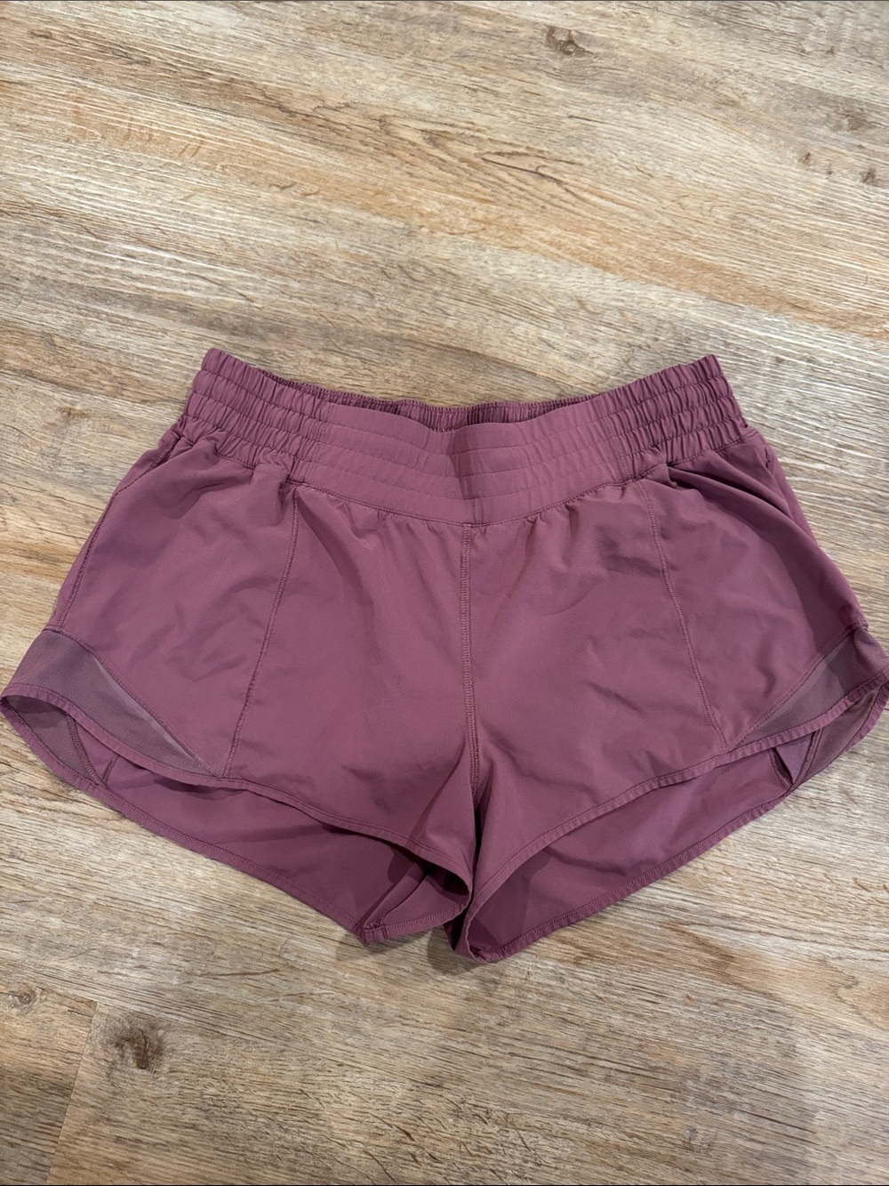 Lululemon Hotty Hot 2.5” Women’s Performance Shorts in Mauve